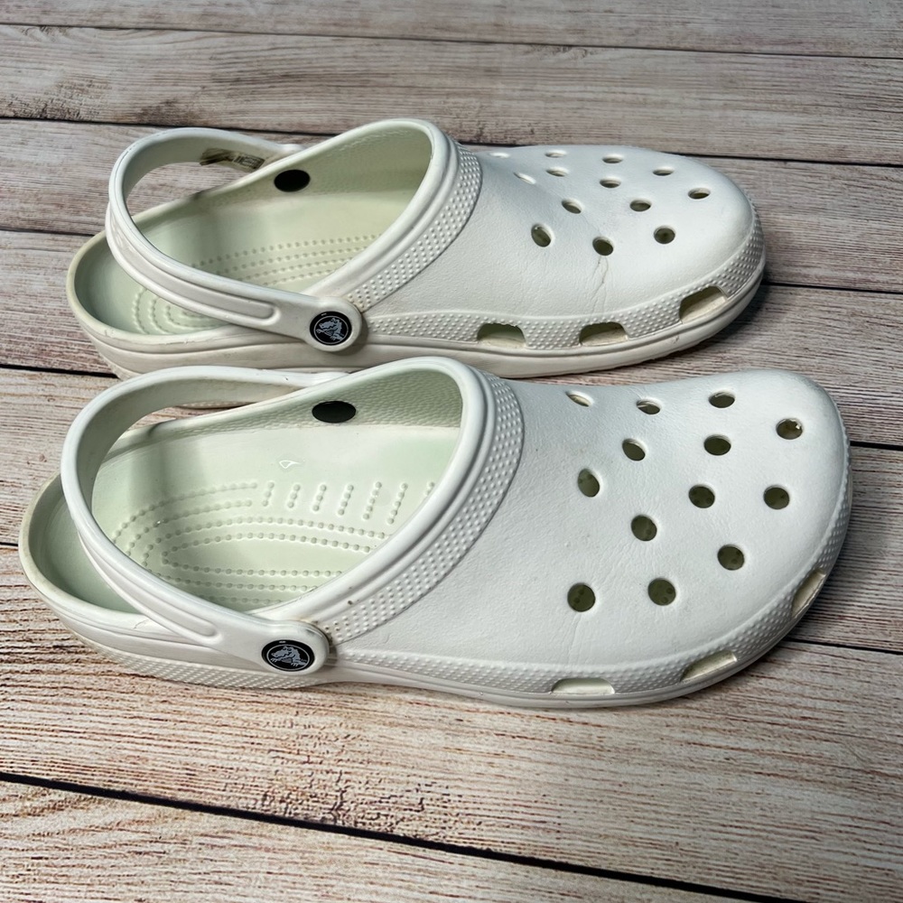 White Crocs size Women’s 11
